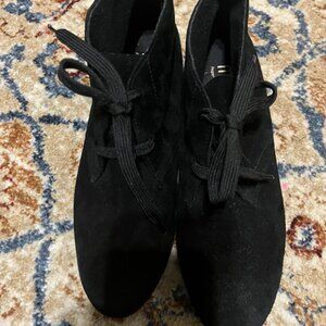 MUNRO BLACK SUEDE BOOTIES SZ 6M